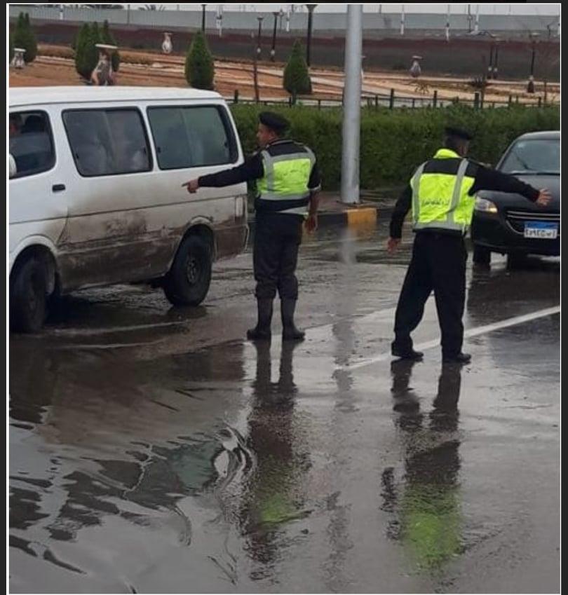 رجال الشرطة يواصلون مساعدة المواطنين لمواجهة الطقس السيئ