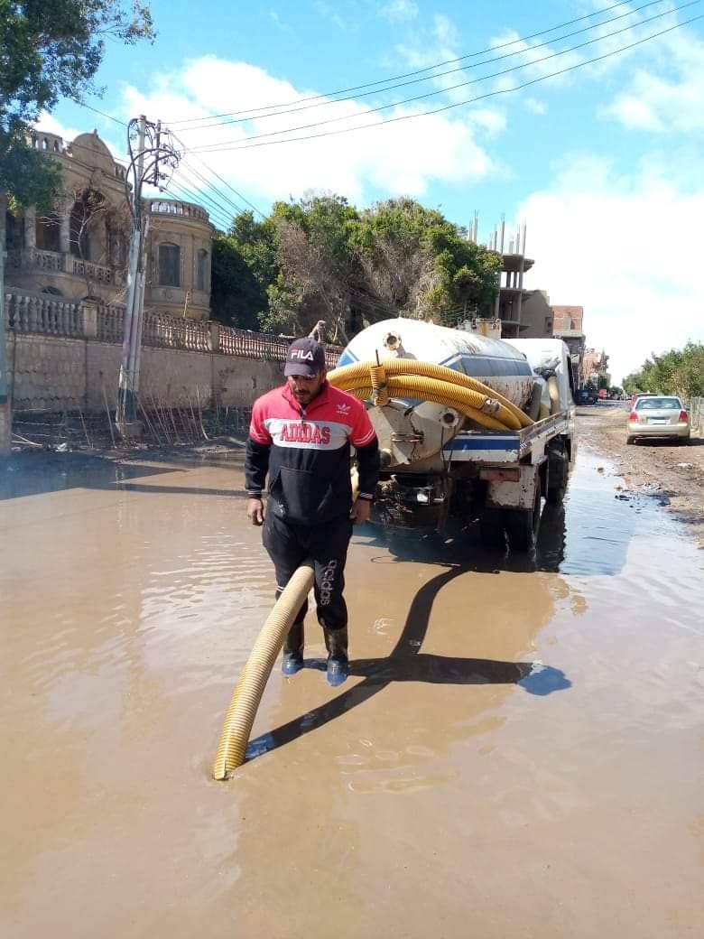 سيارات كسح المياه تنتشر في شوارع المنيا للتعامل مع مخلفات الأمطار