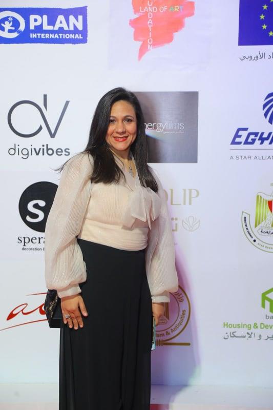 نبيلة مكرم تخطف الأنظار في حفل افتتاح مهرجان أسوان