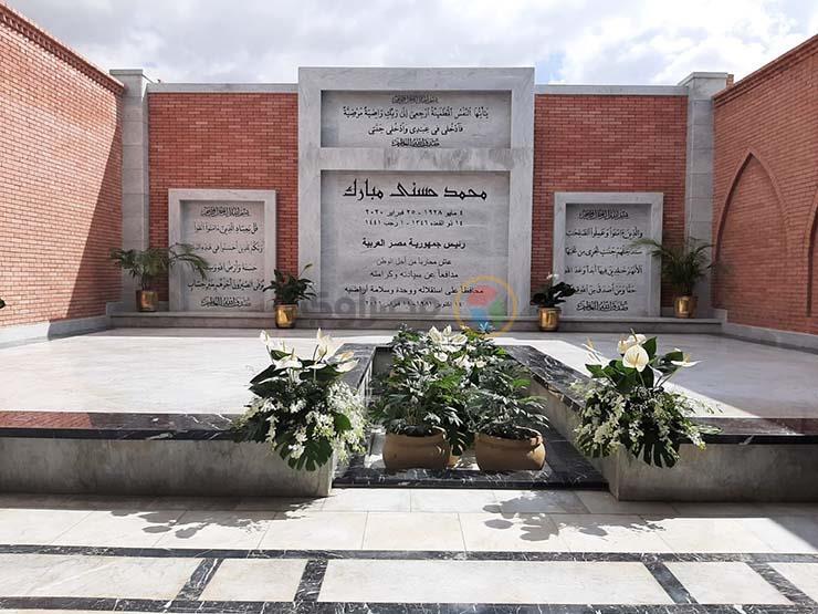 مواطنون يتوافدون على قبر الرئيس الأسبق مبارك (2)