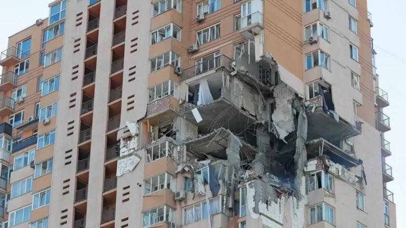 مقتل ما لا يقل عن 11 شخصا في هجمات صاروخية قرب محطة زابوريجيا النووية بأوكرانيا مقتل ما لا يقل عن 11 شخصا في هجمات صاروخية قرب محطة زابوريجيا النووية بأوكرانيا