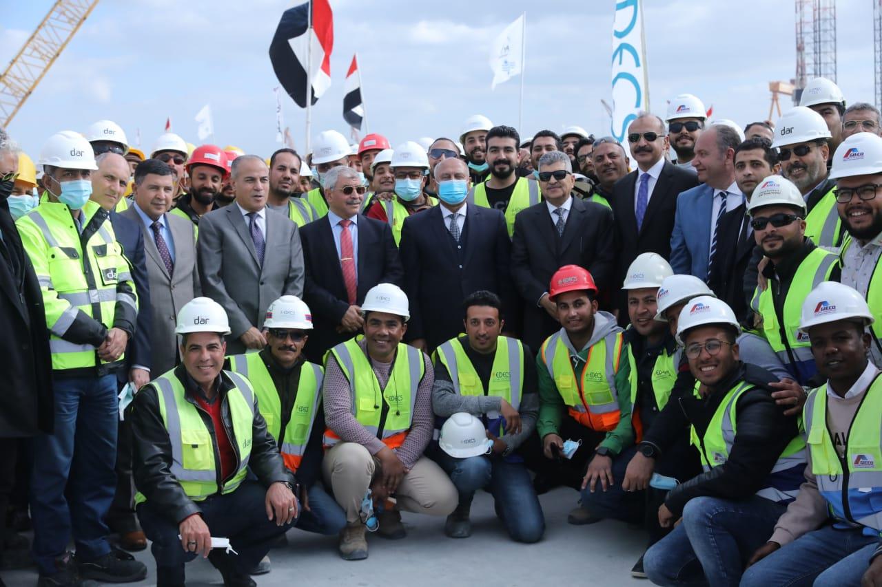 وزير النقل يتفقد أعمال البنية الفوقية لمحطة تحيا مصر