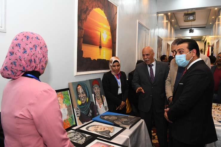 نائب محافظ قنا يشهد افتتاح المعرض الأول لرعاية الموهوبين