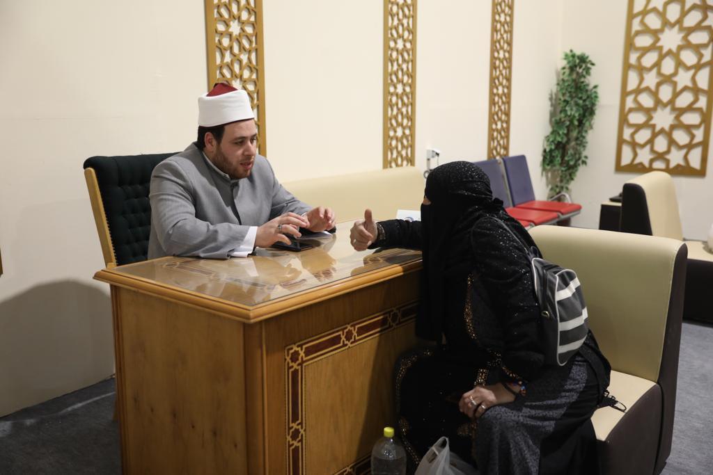 البحوث الإسلامية مشاركة واعظات الأزهر في ركن الفتوى تحظى باهتمام ‏رواد المعرض‏