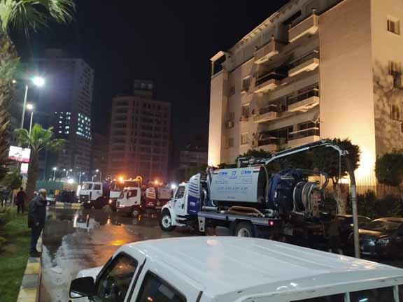 انفجار ماسورة مياه شلل مروري بشارع جامعة