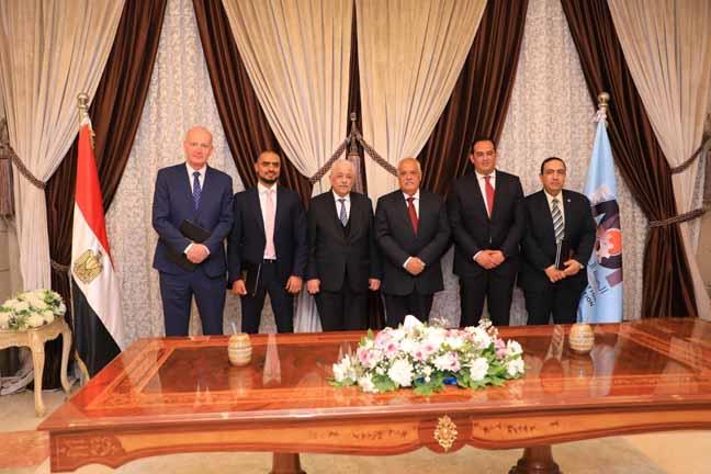وزير التعليم ورئيس العربية للتصنيعيوقعان عقد تصنيع الشاشات التفاعلية