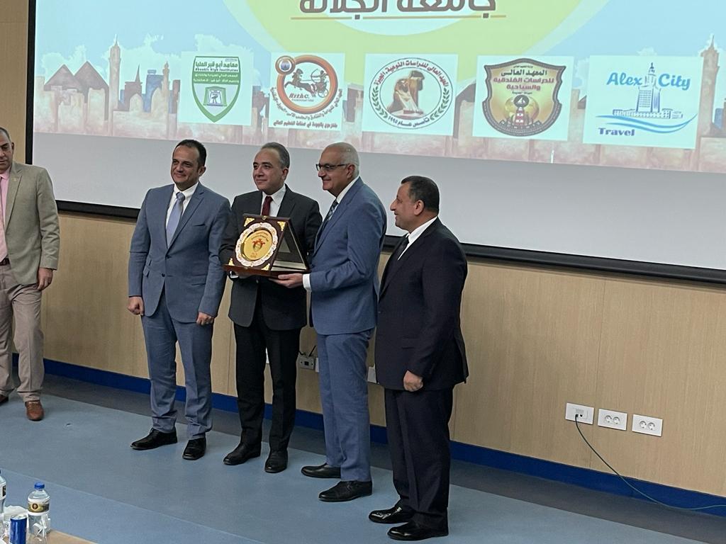 الدكتور الشناوي يقدم درع الجلالة لرئيس جامعة المنصورة 