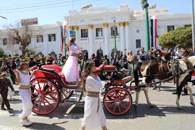 تحطيب ومزمار بلدي وأزياء فرعونية في احتفالات المنيا بالعيد ال