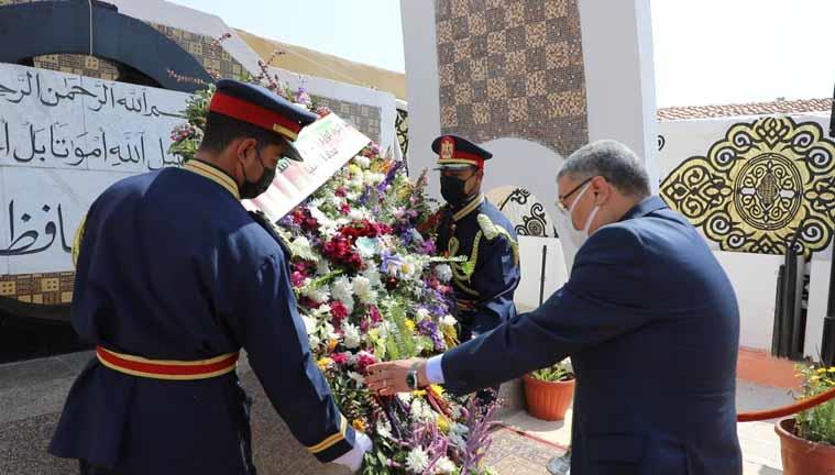 محافظ المنيا يضع إكليلًا من الزهور على النصب التذكاري بمناسبة العيد القومي 