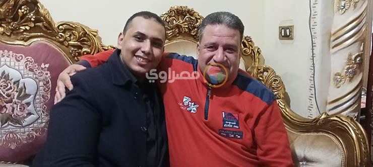 الطالب أحمد زهران مع خاله 