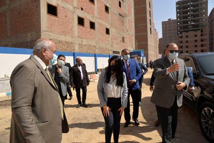 وزيرة التعاون الدولي والسفير الهولندي يتفقدان أعمال إنشاء مدرسة التجاريين في أسيوط