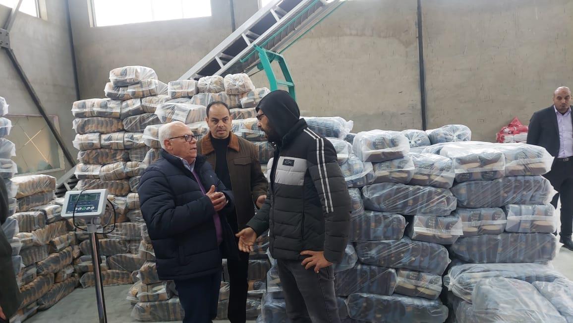 محافظ بورسعيد يتابع سير العمل بمضرب الأرز