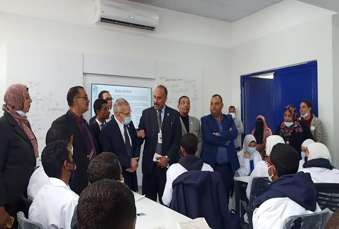 نائب وزير التربية والتعليم يتفقد أول مدرسة تطبيقية تكنولوجية بالسويس نائب وزير التربية والتعليم يتفقد أول مدرسة تطبيقية تكنولوجية بالسويس
