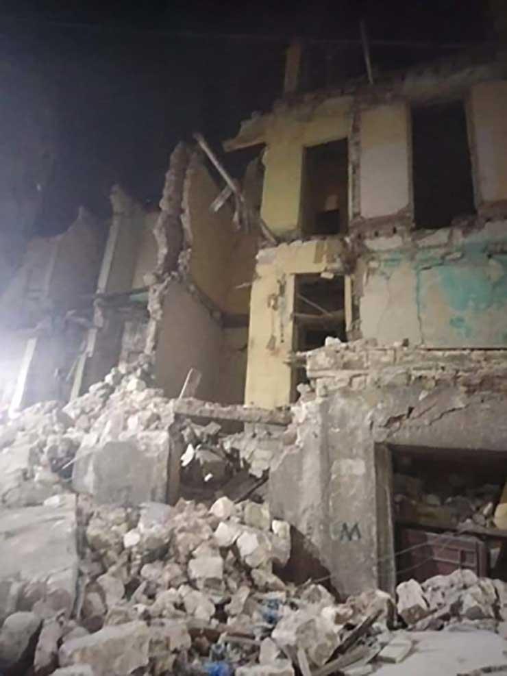 إجلاء 4 أسر بعد انهيار جزئي بـ 5 عقارات في الإسكندرية 