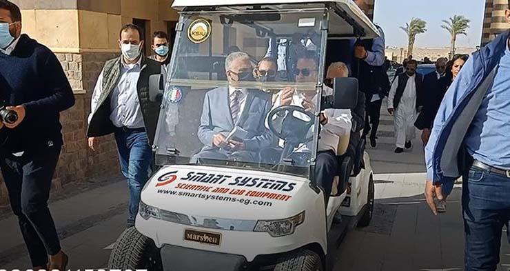 وزير التعليم العالي يتجول بسيارة كوشمان في جامعة سلمان 