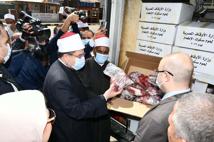 وزير الأوقاف ومحافظ بني سويف يشهدان توزيع صكوك الإطعام على الأسر الأولى بالرعاية 