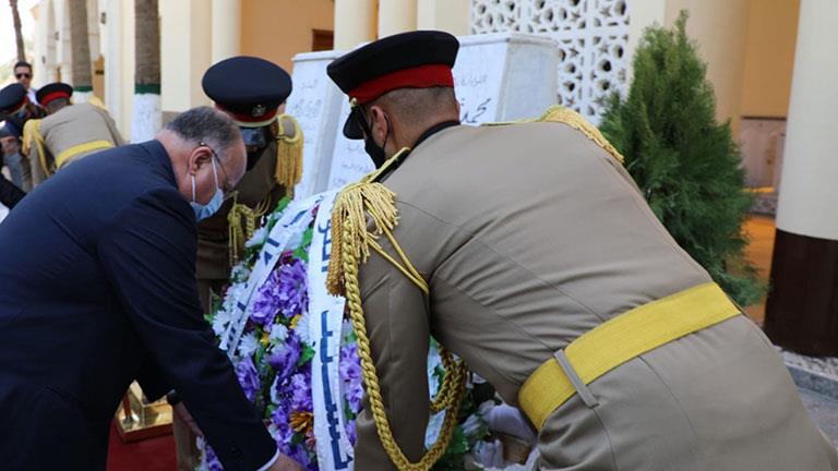 محافظ القاهرة يضع إكليلا من الزهور على مقابر شهداء المنطقة العسكرية 
