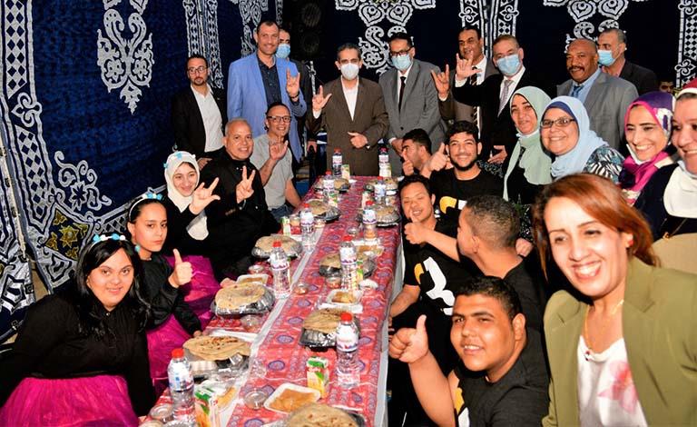 محافظ الغربية يشارك الطلاب ذوي الهمم إفطارهم في مدرسة ناصر 