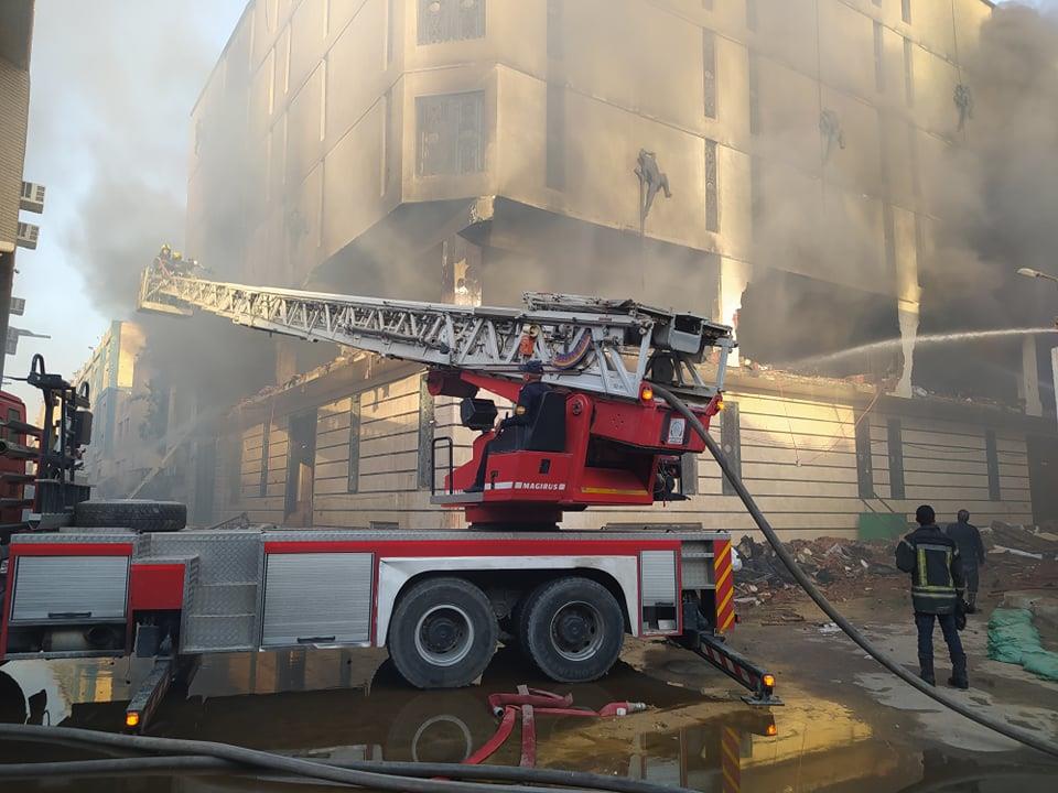 حريق مروع في مصنع لفرز البلاستيك بالقناطر الخيرية.. والدفع بـ6 سيارات إطفاء حريق مروع في مصنع لفرز البلاستيك بالقناطر الخيرية.. والدفع بـ6 سيارات إطفاء