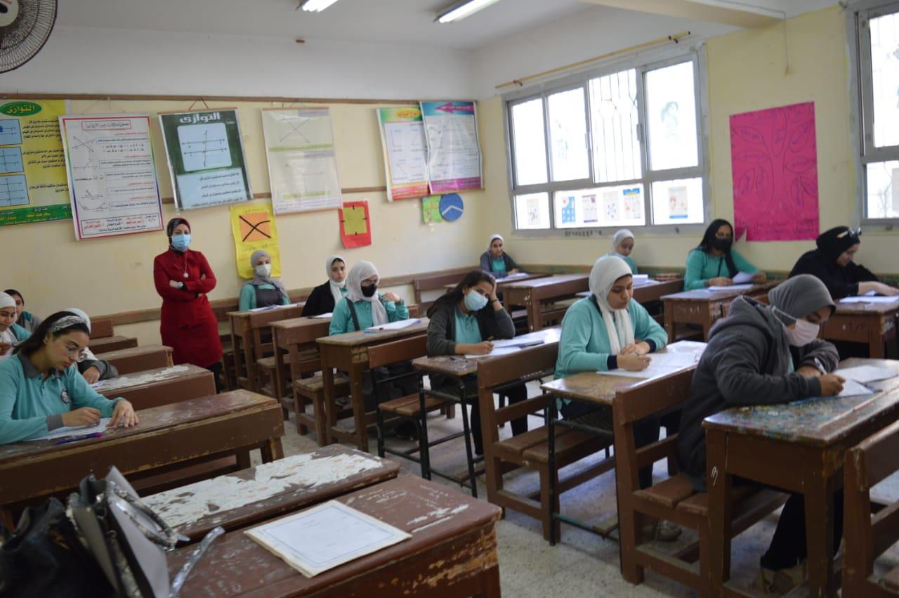 طلاب الشهادة الإعدادية يؤدون امتحان البابل شيت في بورسعيد