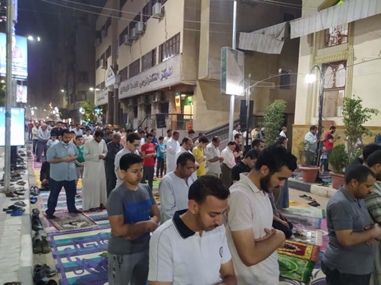 مئات المواطنين يؤدون صلاة التراويح في مسجد الزهراء بسوهاج