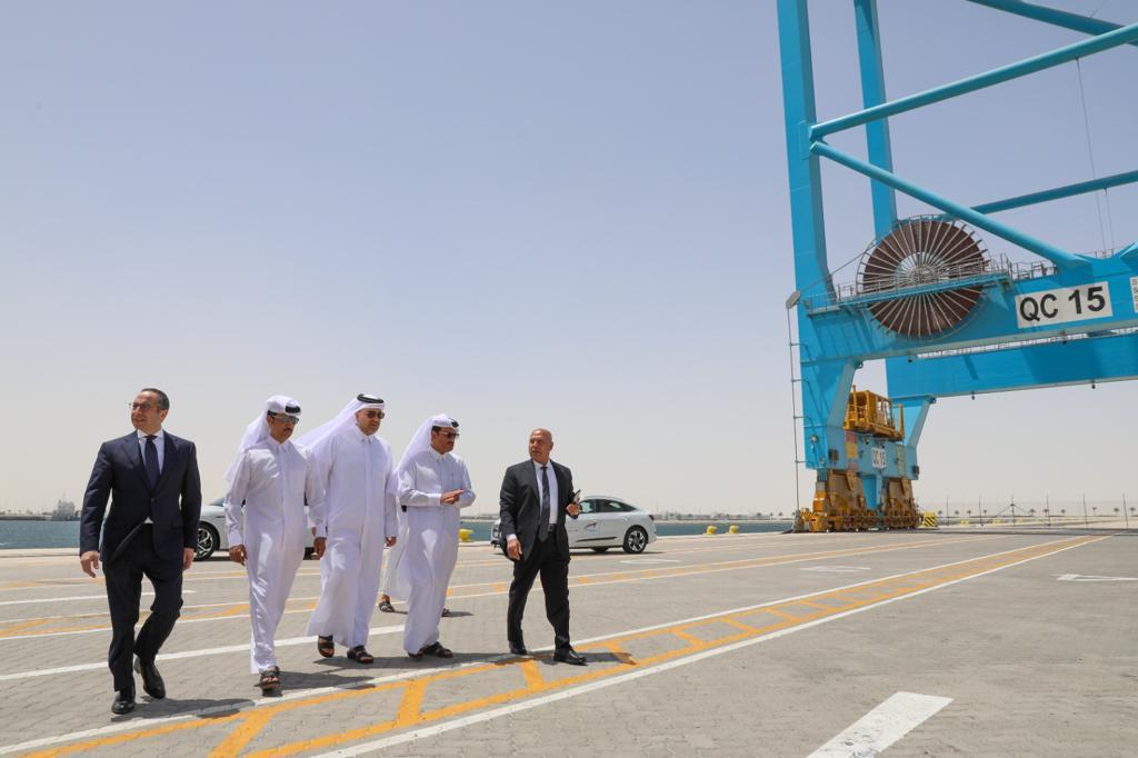 وزير النقل يطلع على سير العمليات التشغيلية بميناء حمد