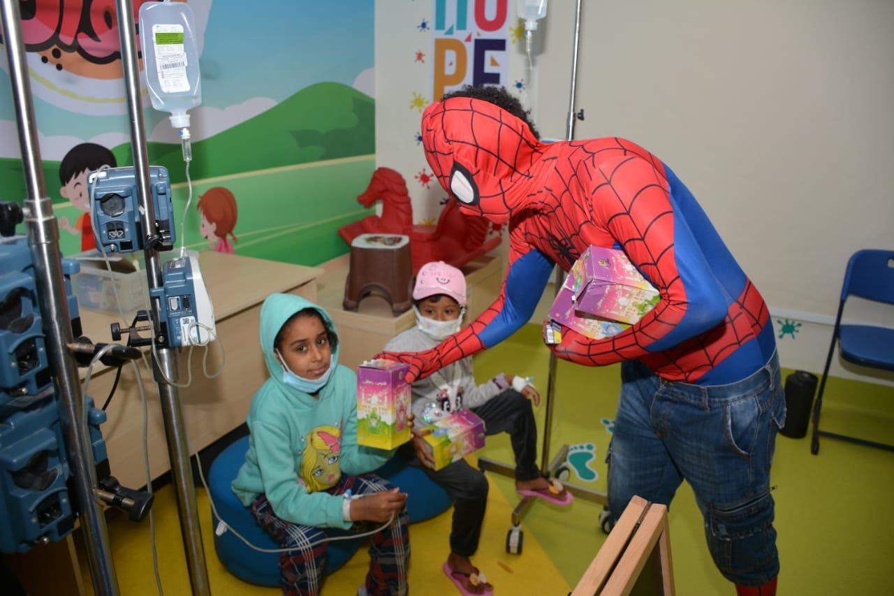 أبطال خارقون يوزعون فوانيس رمضان على أطفال مستشفى سرطان