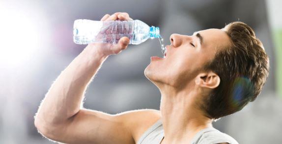 تجنب شرب الكثير من الماء لأنه يسبب  أعراض مثل الدوخة والألم وقد تتقيأ