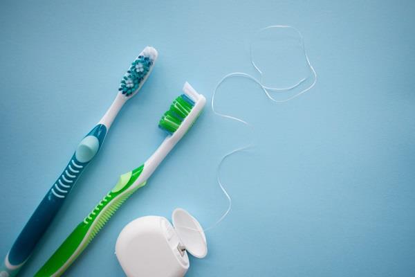 فرشاة الأسنان والخيط الطبي