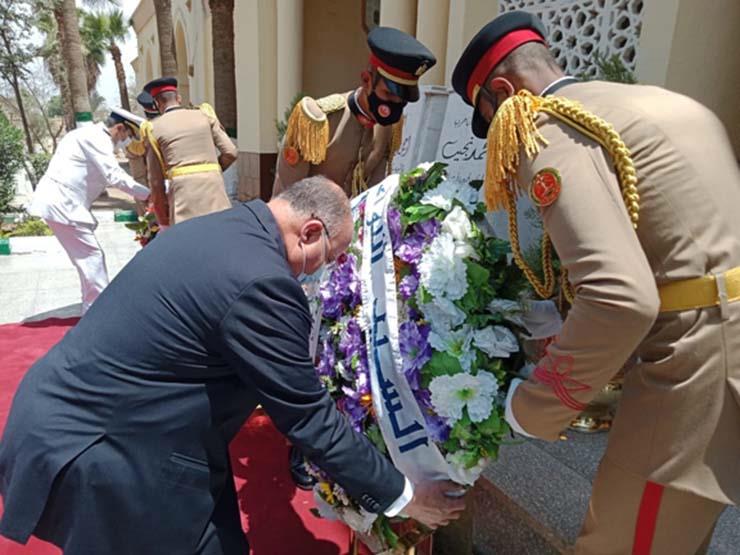 محافظ القاهرة يضع إكليلا من الزهور على مقابر شهداء المنطقة العسكرية بالغفير