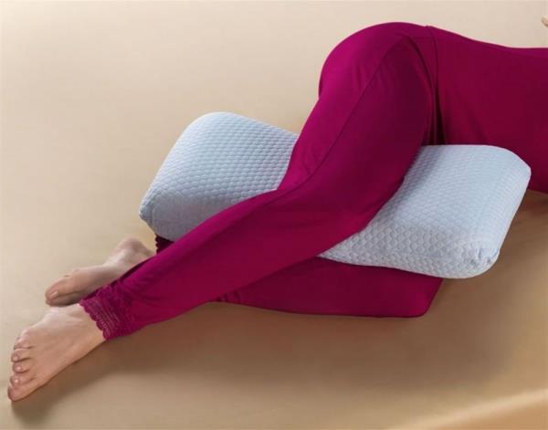 وضع وسادة بين ساقيك أثناء النوم يشعرك بالراحة