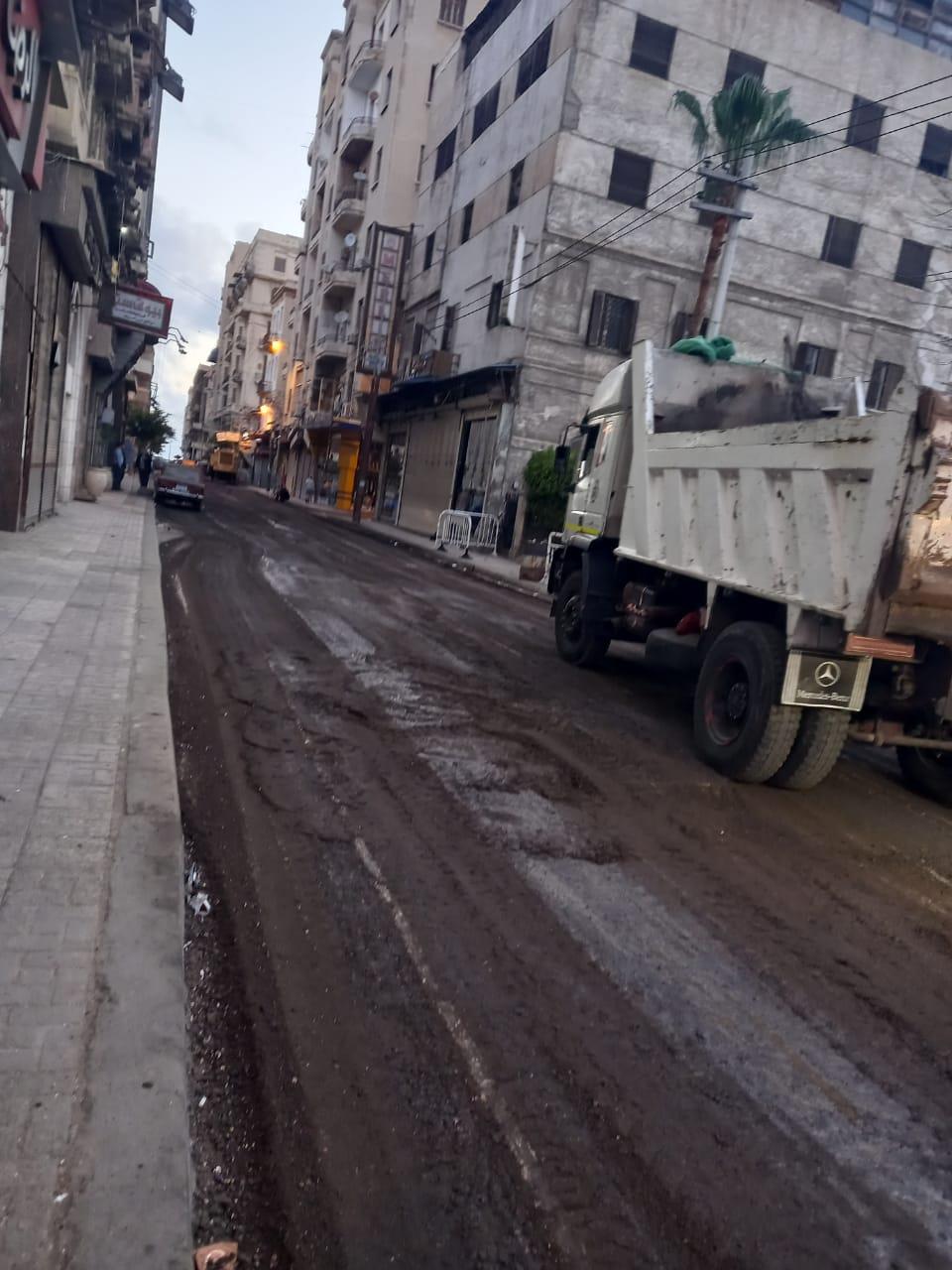 رصف شوارع حي الجمرك في الإسكندرية (1)