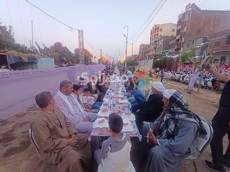 مسلمين ومسيحيين على أكبر مائدة إفطار بالمنيا 