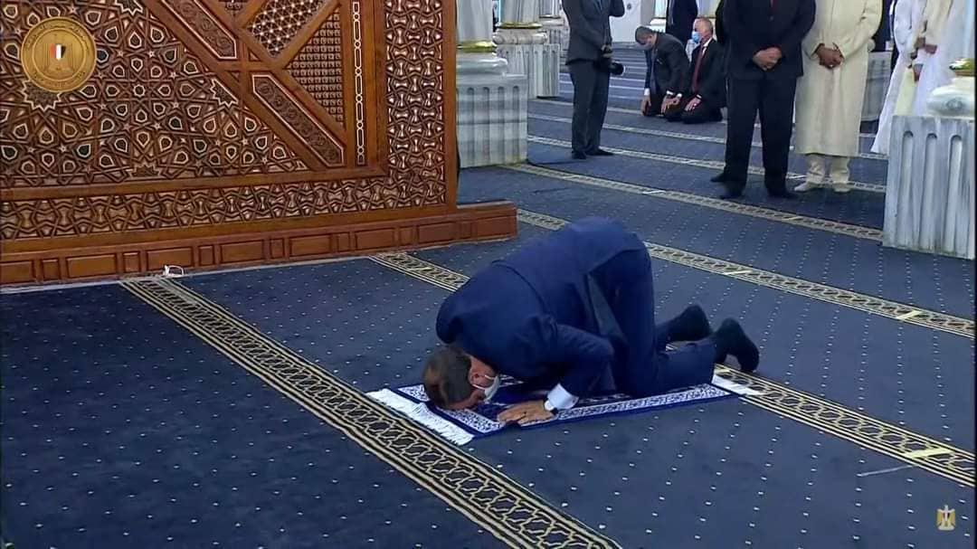 الرئيس يستهل زيارته مسجد الحسين ركعتي شكر لله