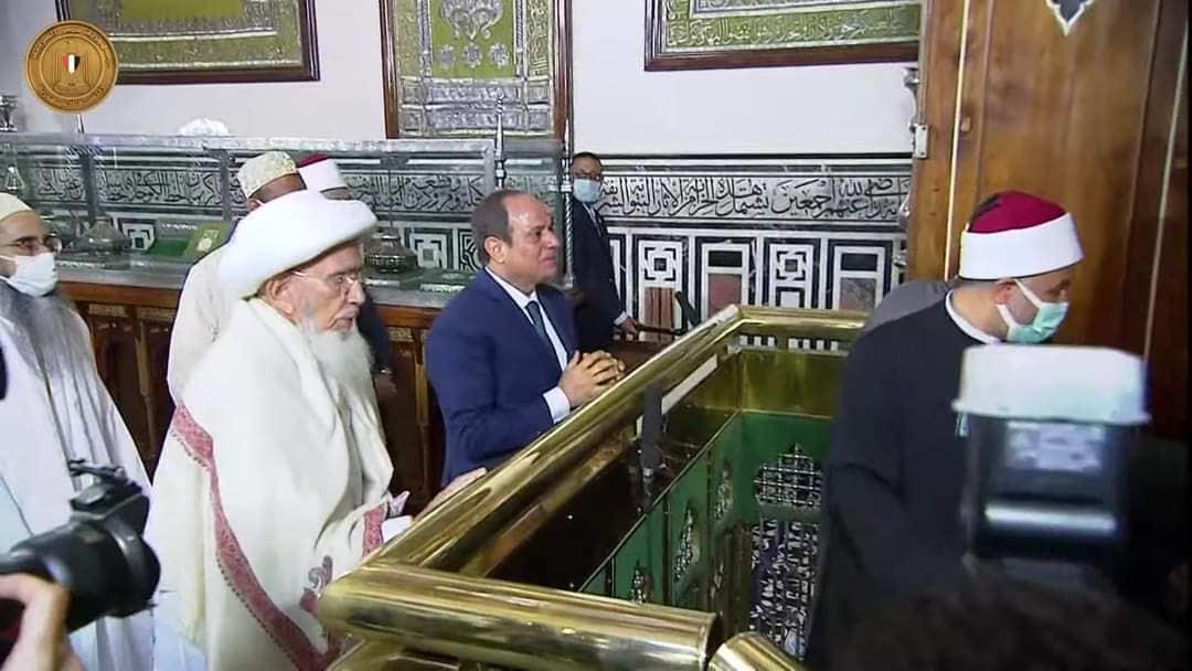 الرئيس السيسى يتفقد حجرة مقتنيات الرسول داخل مسجد الحسين