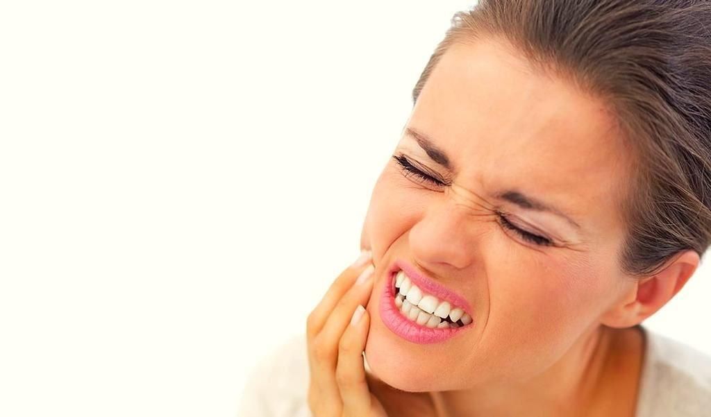إذا شعرت بألم حاد عند تناول طعاماً ساخناً أو بارداً تصبح أسنانك أكثر حساسية
