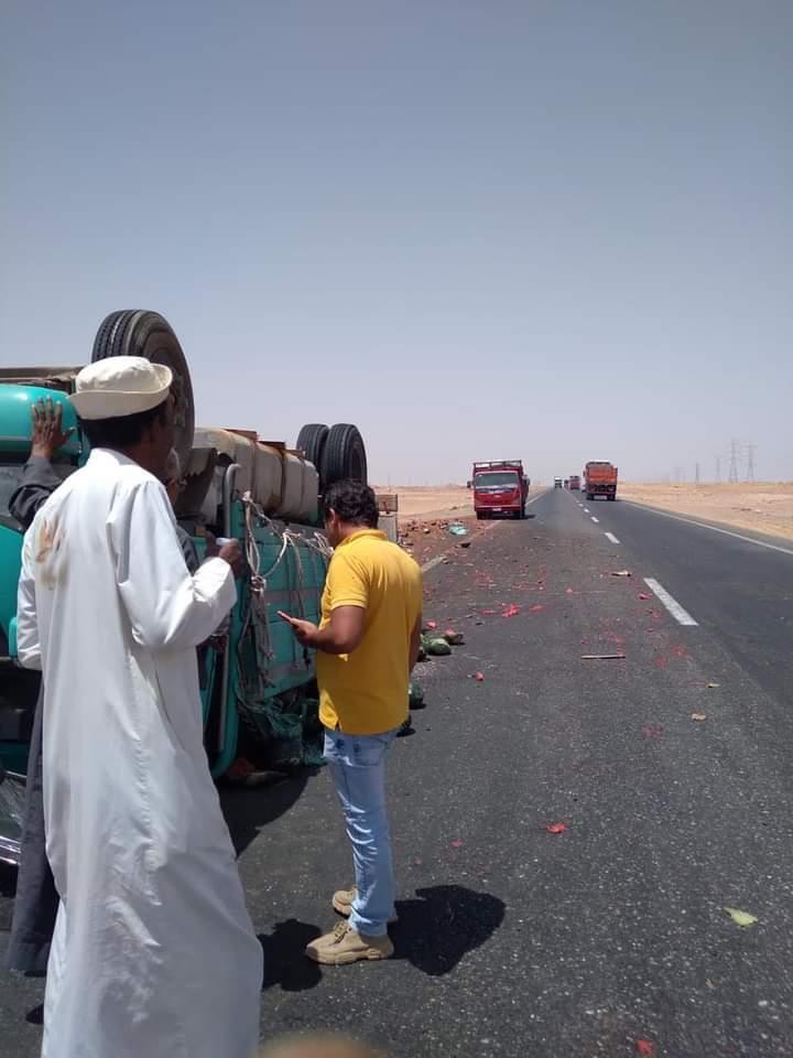 3 مصابين في انقلاب سيارة بطيخ على طريق أبو سمبل بأسوان