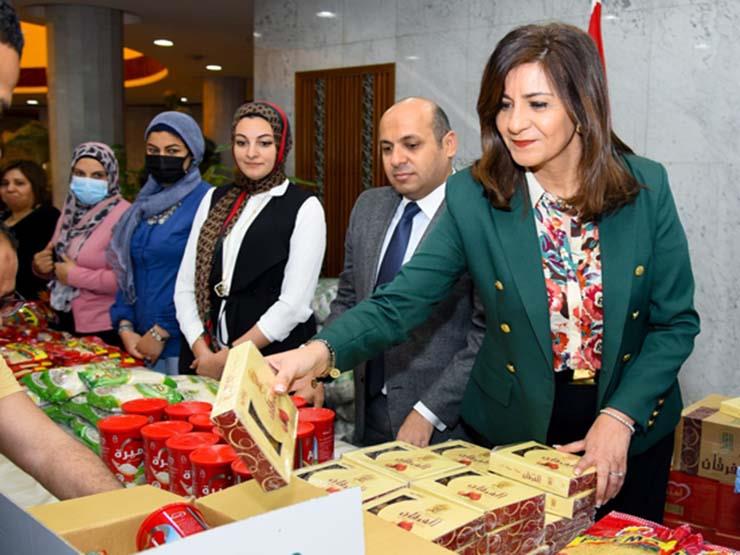 وزيرة الهجرة تشارك مصر الخير في تعبئة كراتين