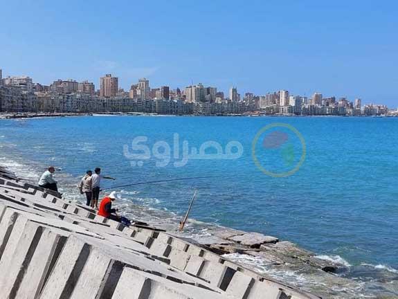 مواطنون يستغلون تحسن الطقس في التنزه على كورنيش الإسكندرية