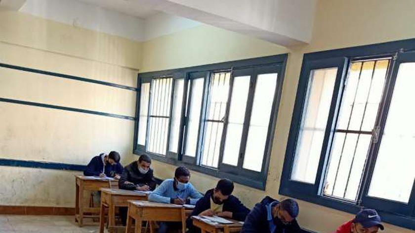 طلاب الشهادة الإعدادية بالجيزة يؤدون امتحان العربي والخط طلاب الشهادة الإعدادية بالجيزة يؤدون امتحان العربي والخط