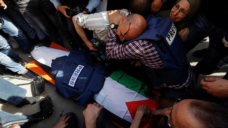 مسؤول فلسطيني: إسرائيل تتحمل مسؤولية قتل شيرين أبو عاقلة مسؤول فلسطيني: إسرائيل تتحمل مسؤولية قتل شيرين أبو عاقلة