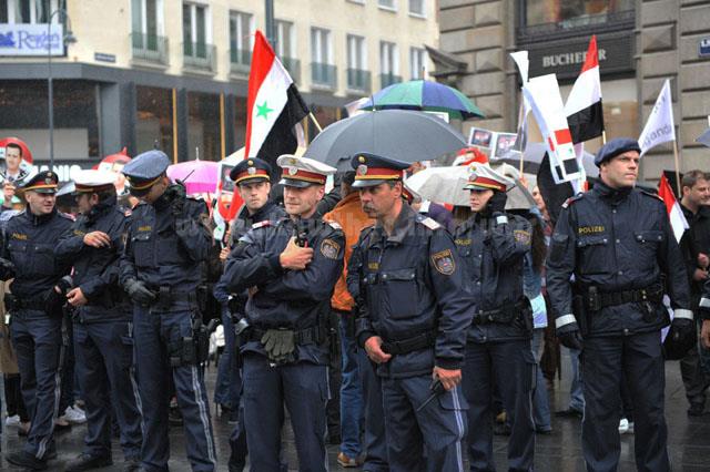 الشرطة السورية: مقتل 3 مواطنين بانفجار عبوتين ناسفتين بريف دمشق الشرطة السورية: مقتل 3 مواطنين بانفجار عبوتين ناسفتين بريف دمشق
