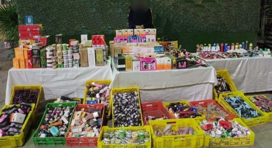 الداخلية تكشف كواليس القبض على "قمر" فتاة الميكب المغشوش في القاهرة الداخلية تكشف كواليس القبض على "قمر" فتاة الميكب المغشوش في القاهرة