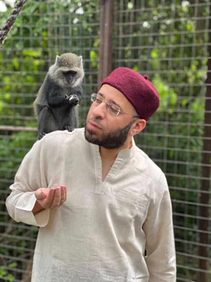 أسامة الأزهري ينشر صورًا مع القرود في زنجبار