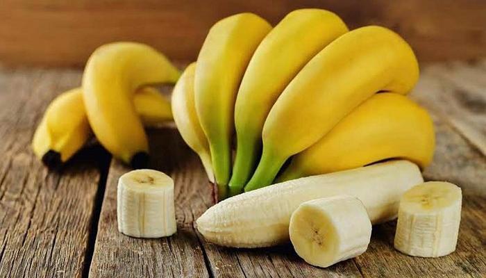  تقلل الألياف والبوتاسيوم الموجودان في الموز من مستوى الكوليسترول وضغط الدم