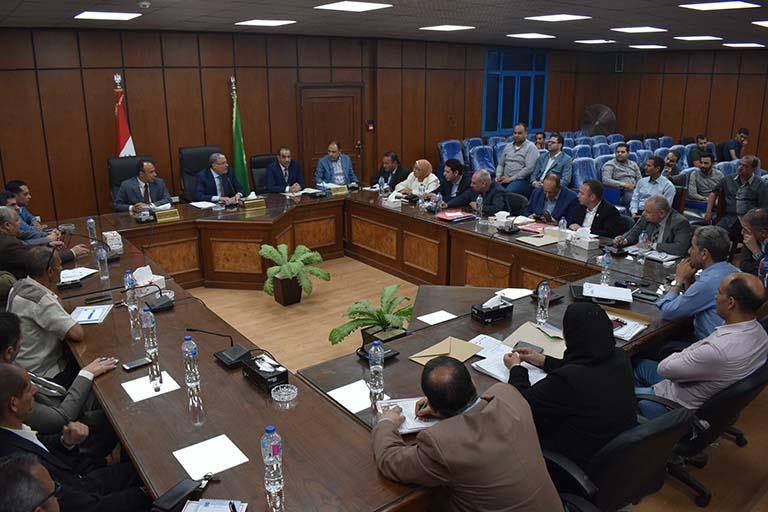 محافظ المنيا يناقش عددًا من الملفات مع نواب البرلمان 