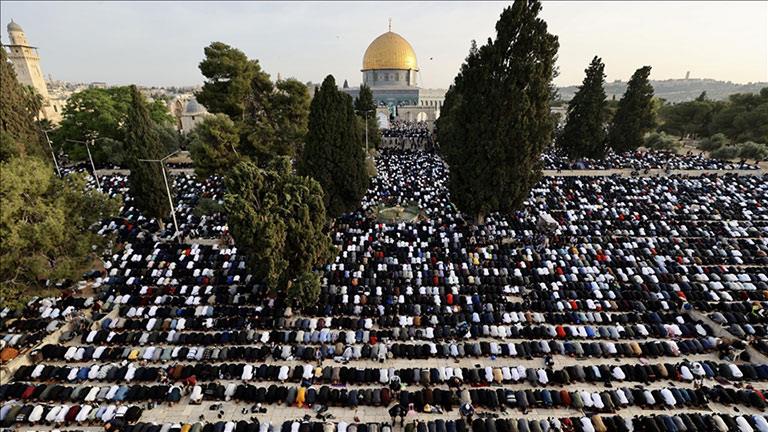 أكثر من 200 ألف فلسطيني يؤدون صلاة عيد الفطر بالمسجد الأقصى المبارك أكثر من 200 ألف فلسطيني يؤدون صلاة عيد الفطر بالمسجد الأقصى المبارك