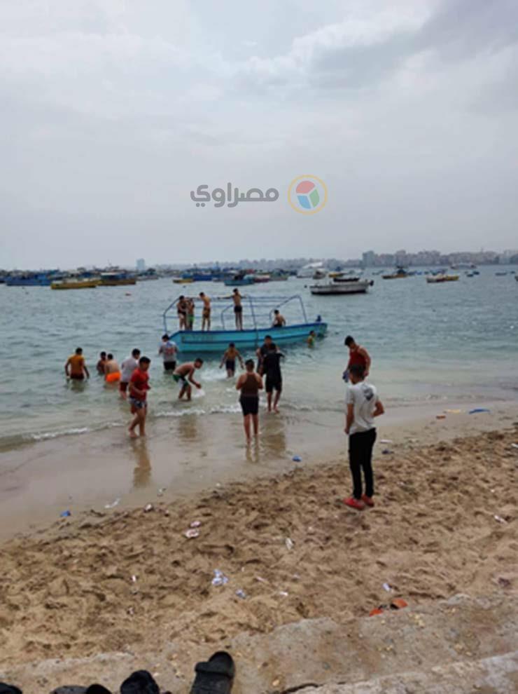 مواطنون يقضون العيد وسط الأمطار على شواطيء الإسكندرية