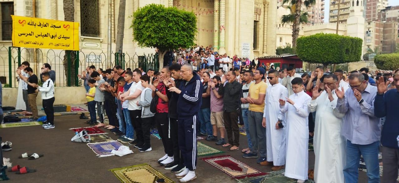 المئات يؤدون صلاة عيد الفطر بمسجد المرسي أبو العباس في الإسكندرية 