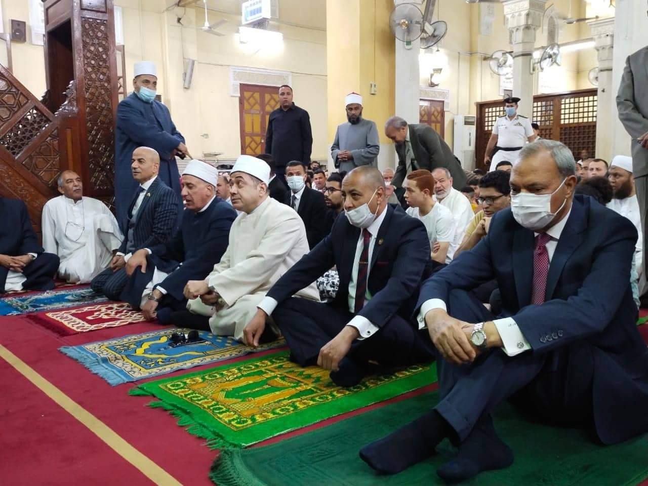 محافظ القليوبية يؤدي صلاة العيد بمسجد ناصر ببنها